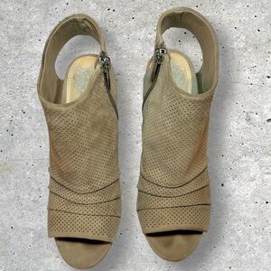 Vince Camuto Kentvi Suede peep toe booties. Size 7M